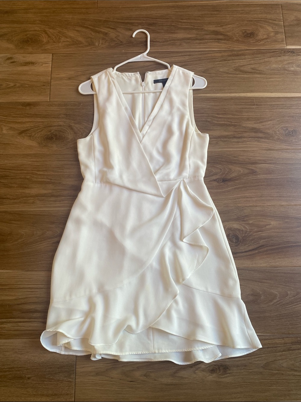 Mini white sleeveless dress.